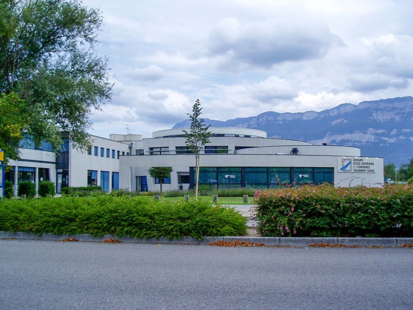 Picture of Ecole Superieure de Commerce school against the backdrop of the Alps.