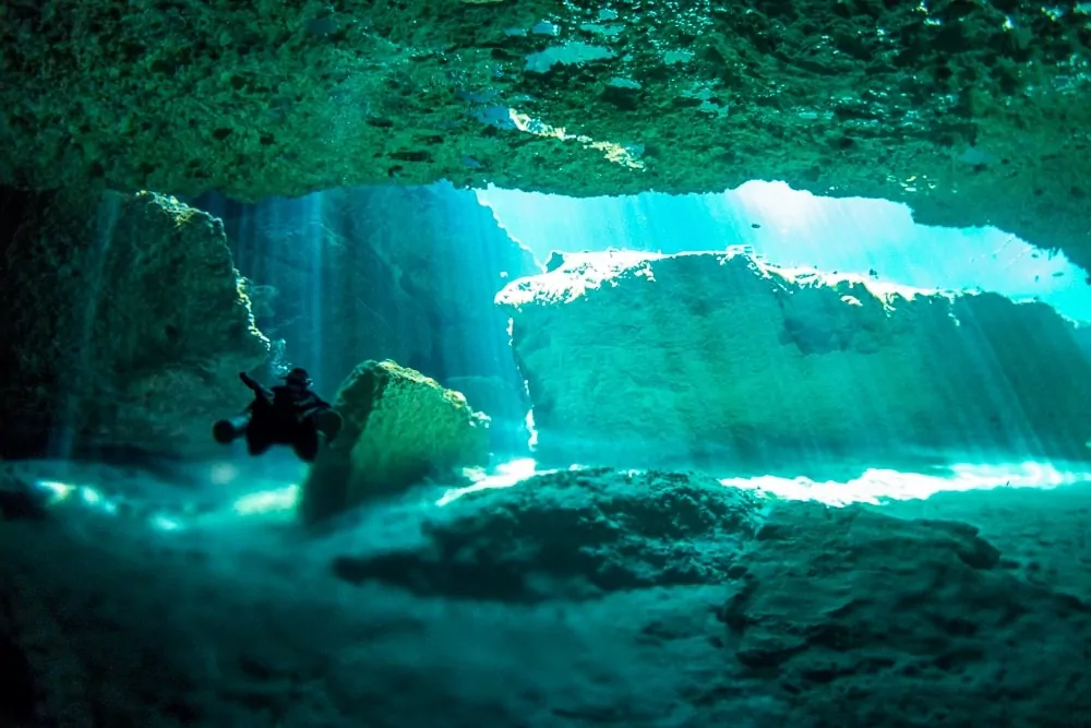 Taucher in der Casa Cenote Tulum