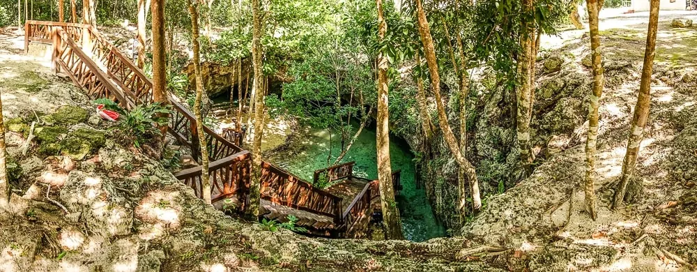 fotografia panorâmica de grande cenote em tulum